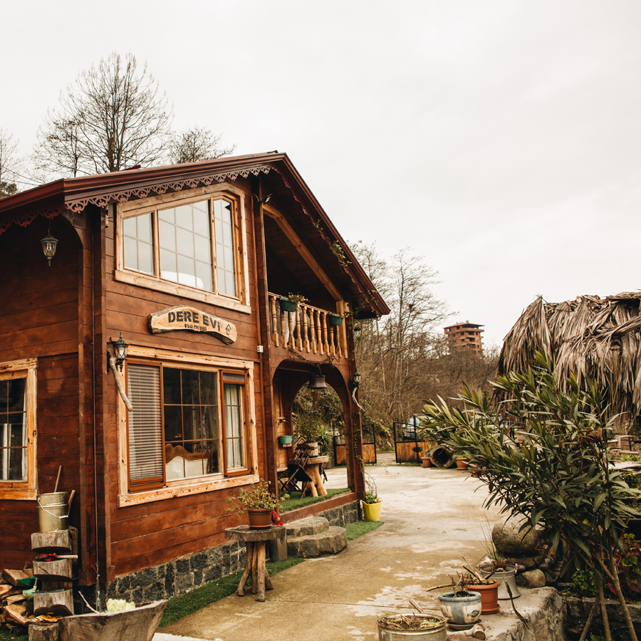 Dere Evi Fırtına Deresi yanında havuzlu ahşap villa
